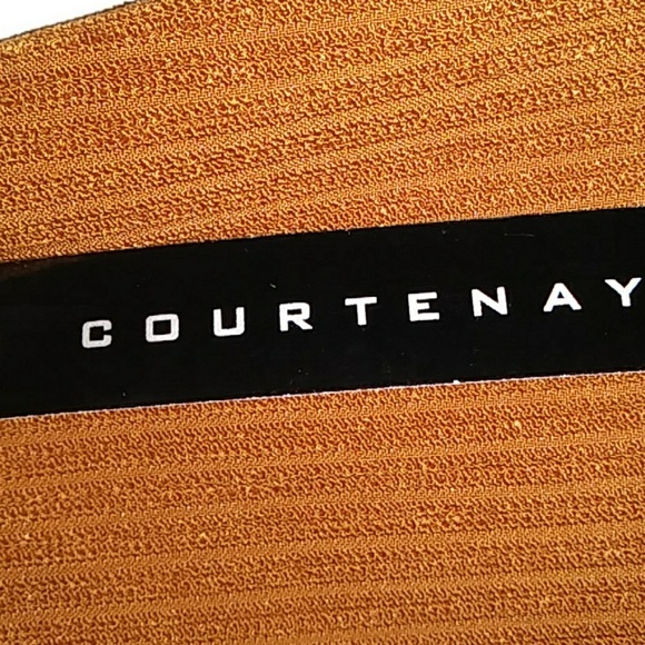 🌟BRAND NEW! Courtnay Dressy Capri's - Picture 2 of 6
